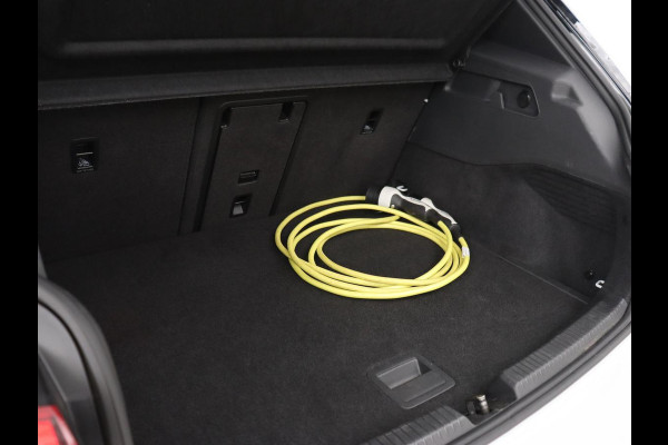 Volkswagen ID.3 First Max 58 kWh | Panoramadak | Head-Up | Stoel & stuurverwarming | Adaptive cruise | Camera | Massage | Elektrische stoelen | Sfeerverlichting | Carplay | Matrix LED
