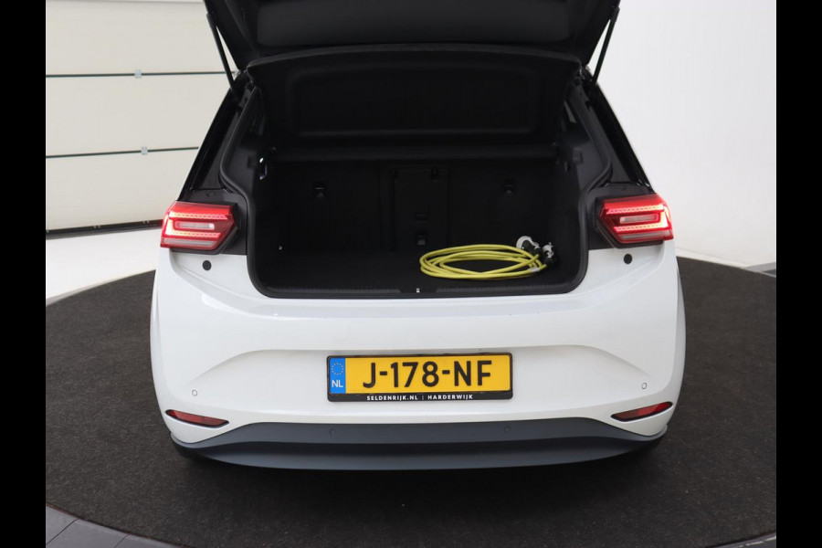 Volkswagen ID.3 First Max 58 kWh | Panoramadak | Head-Up | Stoel & stuurverwarming | Adaptive cruise | Camera | Massage | Elektrische stoelen | Sfeerverlichting | Carplay | Matrix LED