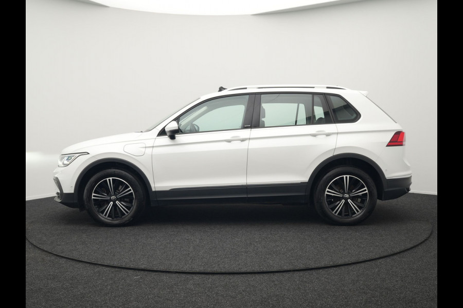 Volkswagen Tiguan TSI eHybrid Plug In Hybrid 245pk Dealer O.H PHEV | Panodak | Adaptive Cruise | Camera | Sportstoelen Verwarmd | IQ Light | Travel Assist | Apple Carplay | Virtual | Navigatie | DAB |