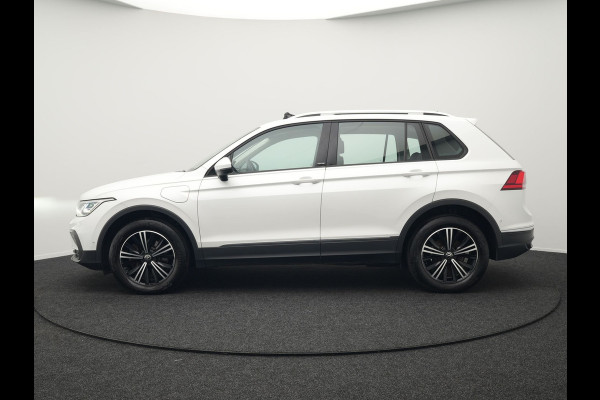 Volkswagen Tiguan TSI eHybrid Plug In Hybrid 245pk Dealer O.H PHEV | Panodak | Adaptive Cruise | Camera | Sportstoelen Verwarmd | IQ Light | Travel Assist | Apple Carplay | Virtual | Navigatie | DAB |