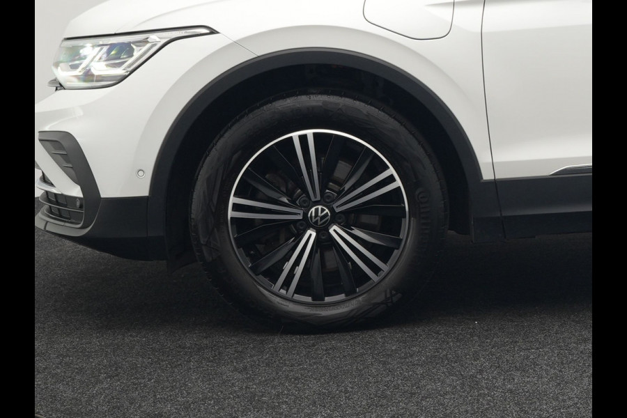 Volkswagen Tiguan TSI eHybrid Plug In Hybrid 245pk Dealer O.H PHEV | Panodak | Adaptive Cruise | Camera | Sportstoelen Verwarmd | IQ Light | Travel Assist | Apple Carplay | Virtual | Navigatie | DAB |