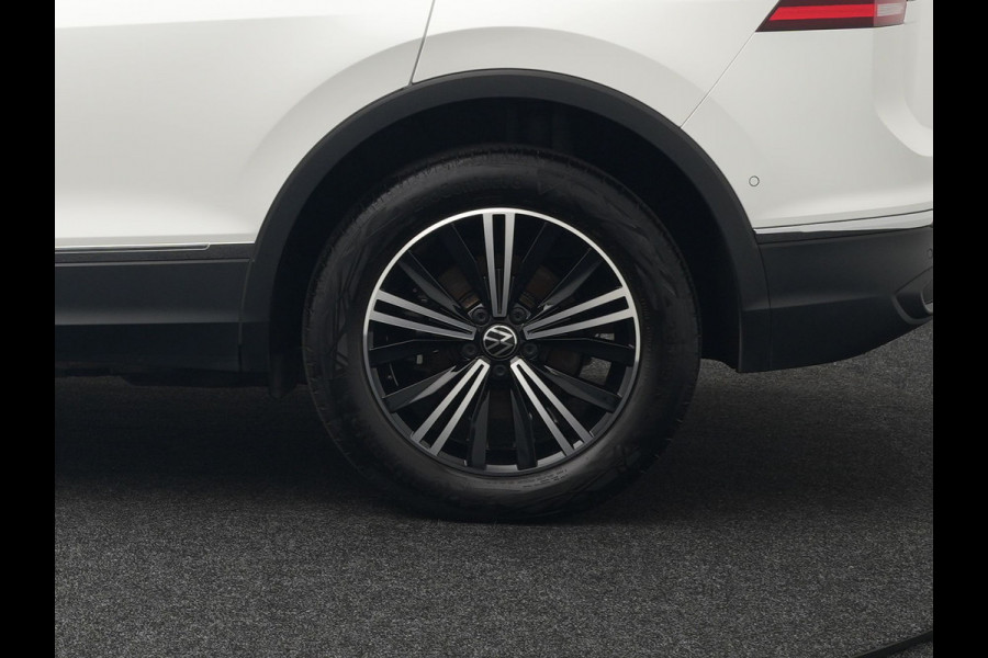 Volkswagen Tiguan TSI eHybrid Plug In Hybrid 245pk Dealer O.H PHEV | Panodak | Adaptive Cruise | Camera | Sportstoelen Verwarmd | IQ Light | Travel Assist | Apple Carplay | Virtual | Navigatie | DAB |
