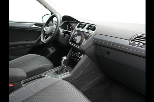 Volkswagen Tiguan TSI eHybrid Plug In Hybrid 245pk Dealer O.H PHEV | Panodak | Adaptive Cruise | Camera | Sportstoelen Verwarmd | IQ Light | Travel Assist | Apple Carplay | Virtual | Navigatie | DAB |