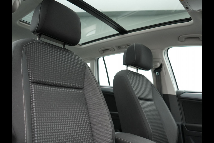 Volkswagen Tiguan TSI eHybrid Plug In Hybrid 245pk Dealer O.H PHEV | Panodak | Adaptive Cruise | Camera | Sportstoelen Verwarmd | IQ Light | Travel Assist | Apple Carplay | Virtual | Navigatie | DAB |