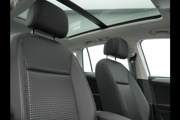 Volkswagen Tiguan TSI eHybrid Plug In Hybrid 245pk Dealer O.H PHEV | Panodak | Adaptive Cruise | Camera | Sportstoelen Verwarmd | IQ Light | Travel Assist | Apple Carplay | Virtual | Navigatie | DAB |