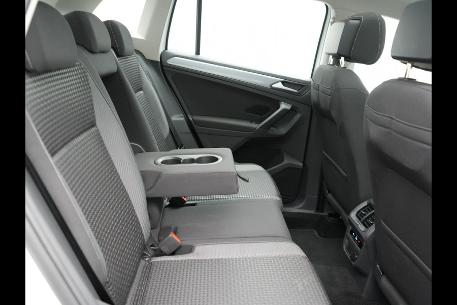 Volkswagen Tiguan TSI eHybrid Plug In Hybrid 245pk Dealer O.H PHEV | Panodak | Adaptive Cruise | Camera | Sportstoelen Verwarmd | IQ Light | Travel Assist | Apple Carplay | Virtual | Navigatie | DAB |