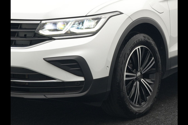 Volkswagen Tiguan TSI eHybrid Plug In Hybrid 245pk Dealer O.H PHEV | Panodak | Adaptive Cruise | Camera | Sportstoelen Verwarmd | IQ Light | Travel Assist | Apple Carplay | Virtual | Navigatie | DAB |