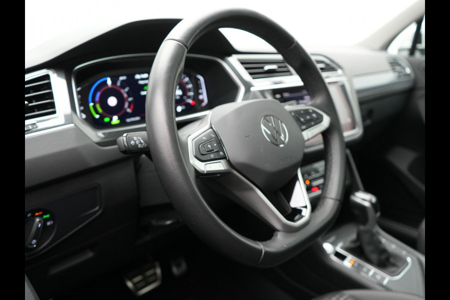 Volkswagen Tiguan TSI eHybrid Plug In Hybrid 245pk Dealer O.H PHEV | Panodak | Adaptive Cruise | Camera | Sportstoelen Verwarmd | IQ Light | Travel Assist | Apple Carplay | Virtual | Navigatie | DAB |