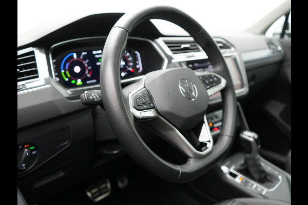 Volkswagen Tiguan TSI eHybrid Plug In Hybrid 245pk Dealer O.H PHEV | Panodak | Adaptive Cruise | Camera | Sportstoelen Verwarmd | IQ Light | Travel Assist | Apple Carplay | Virtual | Navigatie | DAB |