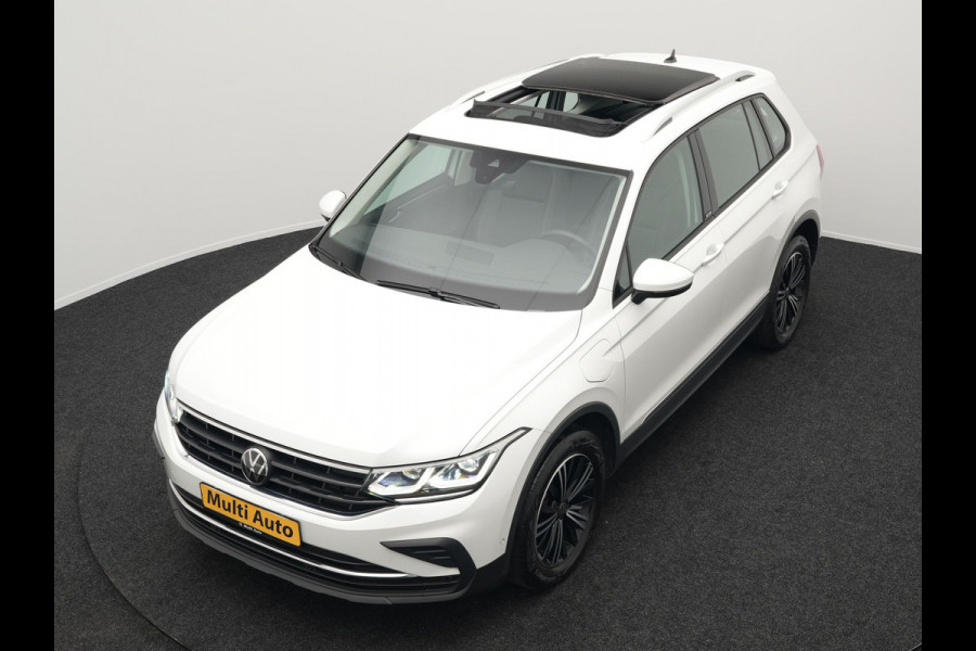 Volkswagen Tiguan TSI eHybrid Plug In Hybrid 245pk Dealer O.H PHEV | Panodak | Adaptive Cruise | Camera | Sportstoelen Verwarmd | IQ Light | Travel Assist | Apple Carplay | Virtual | Navigatie | DAB |
