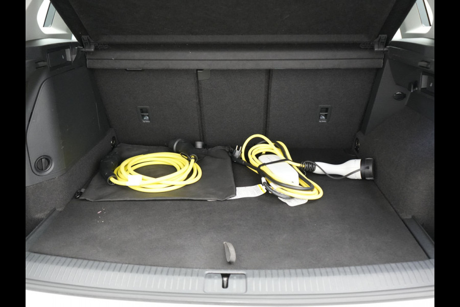 Volkswagen Tiguan TSI eHybrid Plug In Hybrid 245pk Dealer O.H PHEV | Panodak | Adaptive Cruise | Camera | Sportstoelen Verwarmd | IQ Light | Travel Assist | Apple Carplay | Virtual | Navigatie | DAB |