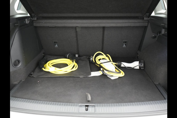 Volkswagen Tiguan TSI eHybrid Plug In Hybrid 245pk Dealer O.H PHEV | Panodak | Adaptive Cruise | Camera | Sportstoelen Verwarmd | IQ Light | Travel Assist | Apple Carplay | Virtual | Navigatie | DAB |