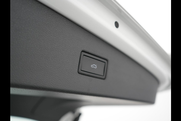 Volkswagen Tiguan TSI eHybrid Plug In Hybrid 245pk Dealer O.H PHEV | Panodak | Adaptive Cruise | Camera | Sportstoelen Verwarmd | IQ Light | Travel Assist | Apple Carplay | Virtual | Navigatie | DAB |