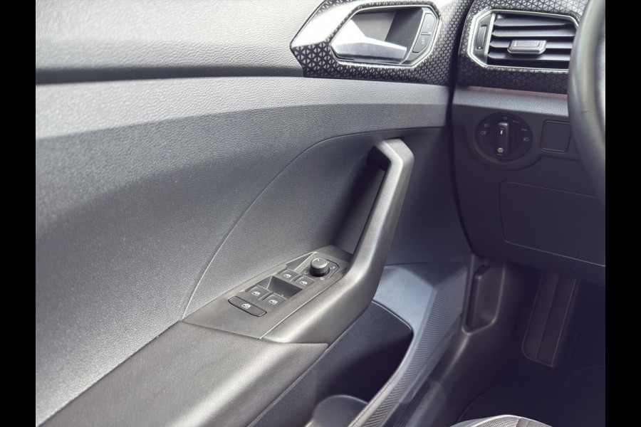 Volkswagen T-Cross 1.0 TSI 81kW Style | Stoelverwarming | Digitaal dashboard | Camera & Parkeersensors |