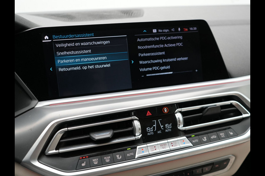 BMW X5 xDrive45e High Executive Plug In Hybrid 394pk PHEV | Trekhaak af Fabriek | Head Up | Lederen Sportstoelen Memory | 20"L.M | Apple Carplay | Sfeerverlichting | Camera | BLIS |