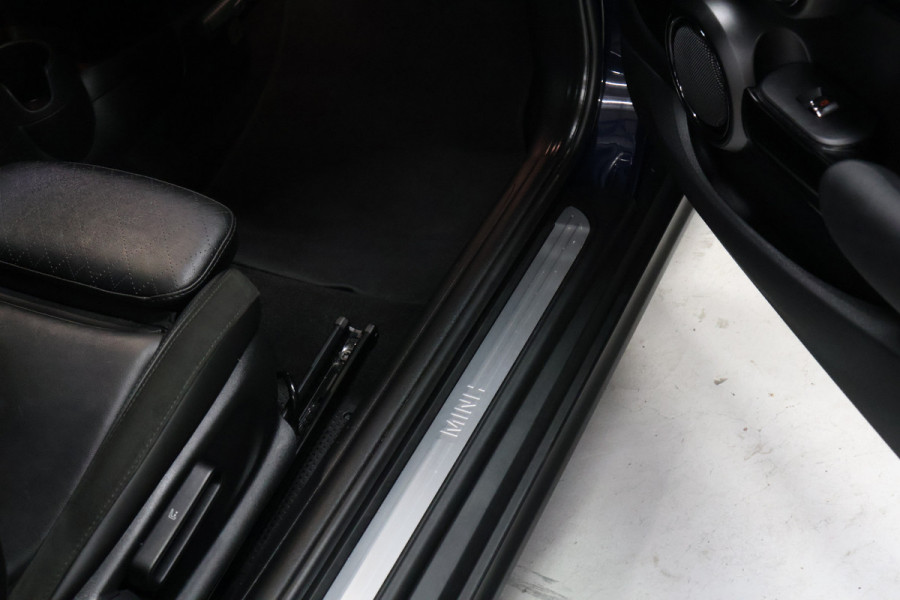 MINI Mini 1.5 Cooper Chili [SCHUIFDAK, APPLE CARPLAY, SFEERVERLICHTING, STOELVERWARMING, PARKEERSENSOR, LEER, CRUISE CONTROL, NIEUWSTAAT]