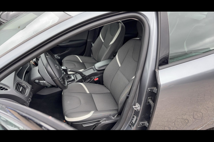 Volvo V40 2.0 T3 Dynamic Edition / Trekhaak / Navigatie / Parkeerhulp achter / 17'' / Stoelverwarming / Cruise Control
