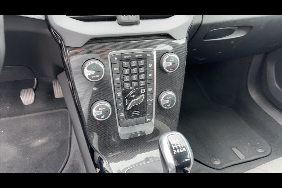 Volvo V40 2.0 T3 Dynamic Edition / Trekhaak / Navigatie / Parkeerhulp achter / 17'' / Stoelverwarming / Cruise Control