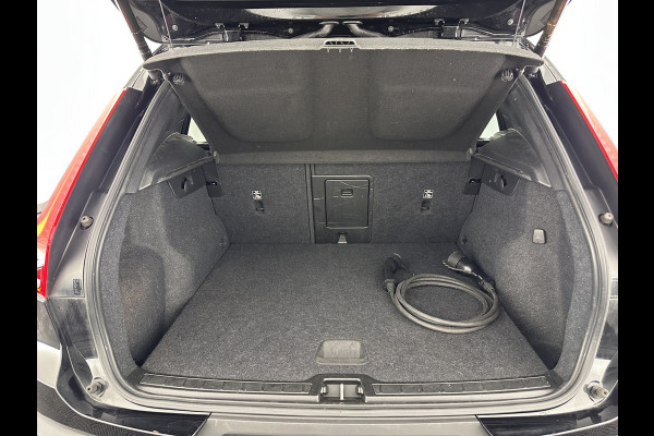 Volvo XC40 Recharge P8 AWD R-Design [ 3-Fase ] (INCL-BTW) *HEATPUMP | LEATHER-ALCANTARA | DIGI-COCKPIT | FULL-LED | PREMIUM-AUDIO | TOP-VIEW | CARPLAY | NAVI-FULLMAP | ECC | PDC | HEATED-SPORTSEATS | BLIS | PRIVACY-GLASS | 19''ALU *