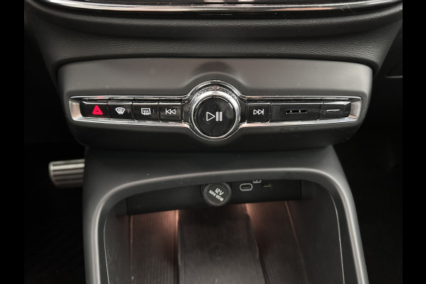 Volvo XC40 Recharge P8 AWD R-Design [ 3-Fase ] (INCL-BTW) *HEATPUMP | LEATHER-ALCANTARA | DIGI-COCKPIT | FULL-LED | PREMIUM-AUDIO | TOP-VIEW | CARPLAY | NAVI-FULLMAP | ECC | PDC | HEATED-SPORTSEATS | BLIS | PRIVACY-GLASS | 19''ALU *