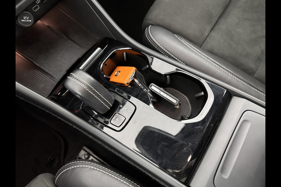 Volvo XC40 Recharge P8 AWD R-Design [ 3-Fase ] (INCL-BTW) *HEATPUMP | LEATHER-ALCANTARA | DIGI-COCKPIT | FULL-LED | PREMIUM-AUDIO | TOP-VIEW | CARPLAY | NAVI-FULLMAP | ECC | PDC | HEATED-SPORTSEATS | BLIS | PRIVACY-GLASS | 19''ALU *