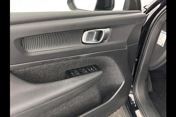 Volvo XC40 Recharge P8 AWD R-Design [ 3-Fase ] (INCL-BTW) *HEATPUMP | LEATHER-ALCANTARA | DIGI-COCKPIT | FULL-LED | PREMIUM-AUDIO | TOP-VIEW | CARPLAY | NAVI-FULLMAP | ECC | PDC | HEATED-SPORTSEATS | BLIS | PRIVACY-GLASS | 19''ALU *