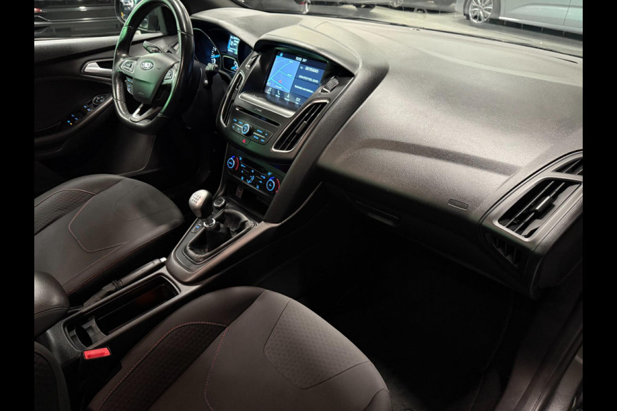 Ford Focus 1.0 ST-Line NAVI/CARPLAY/CRUISE/ECC/PDC///