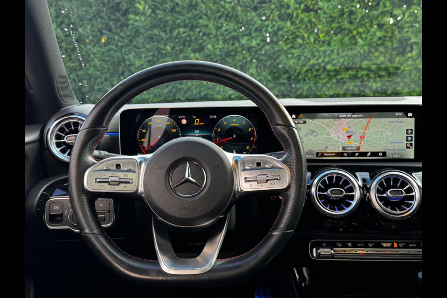 Mercedes-Benz A-Klasse A200 LIMOUSINE AMG AMBIANCE CARPLAY PANO STOELVERWARMING ORIGINEEL NEDERLANDS NAP