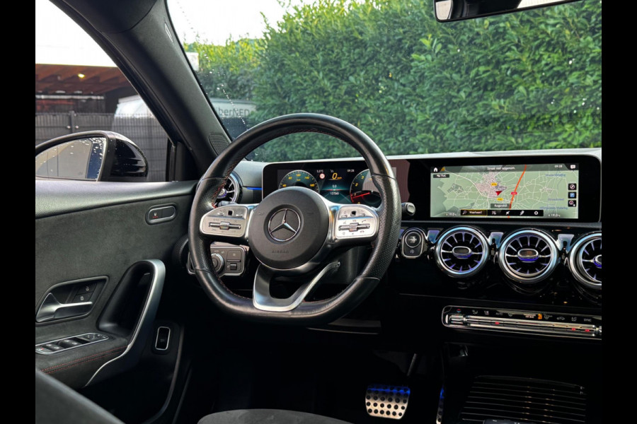 Mercedes-Benz A-Klasse A200 LIMOUSINE AMG AMBIANCE CARPLAY PANO STOELVERWARMING ORIGINEEL NEDERLANDS NAP