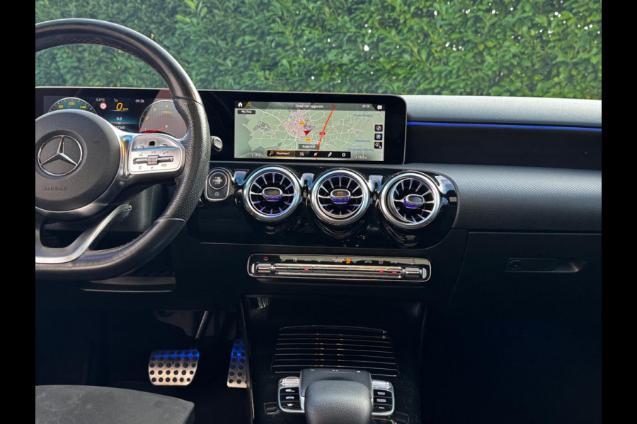 Mercedes-Benz A-Klasse A200 LIMOUSINE AMG AMBIANCE CARPLAY PANO STOELVERWARMING ORIGINEEL NEDERLANDS NAP