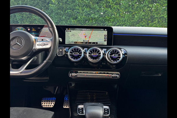 Mercedes-Benz A-Klasse A200 LIMOUSINE AMG AMBIANCE CARPLAY PANO STOELVERWARMING ORIGINEEL NEDERLANDS NAP