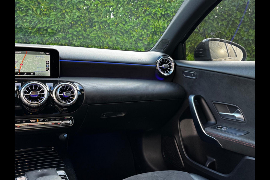 Mercedes-Benz A-Klasse A200 LIMOUSINE AMG AMBIANCE CARPLAY PANO STOELVERWARMING ORIGINEEL NEDERLANDS NAP