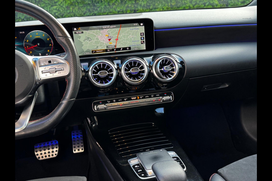 Mercedes-Benz A-Klasse A200 LIMOUSINE AMG AMBIANCE CARPLAY PANO STOELVERWARMING ORIGINEEL NEDERLANDS NAP