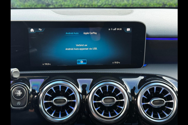 Mercedes-Benz A-Klasse A200 LIMOUSINE AMG AMBIANCE CARPLAY PANO STOELVERWARMING ORIGINEEL NEDERLANDS NAP