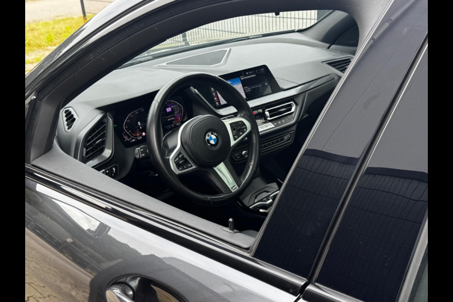 BMW 1-serie 118i HIGH EXECUTIVE M SPORT PANORAMADAK VIRTUAL DASH NAP ORIGINEEL NEDERLANDS M PAKKET