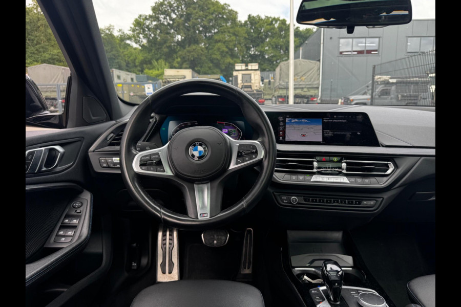 BMW 1-serie 118i HIGH EXECUTIVE M SPORT PANORAMADAK VIRTUAL DASH NAP ORIGINEEL NEDERLANDS M PAKKET