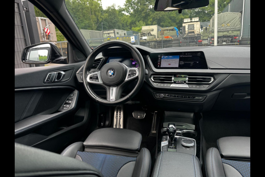 BMW 1-serie 118i HIGH EXECUTIVE M SPORT PANORAMADAK VIRTUAL DASH NAP ORIGINEEL NEDERLANDS M PAKKET