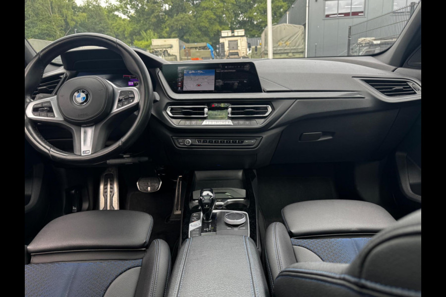 BMW 1-serie 118i HIGH EXECUTIVE M SPORT PANORAMADAK VIRTUAL DASH NAP ORIGINEEL NEDERLANDS M PAKKET