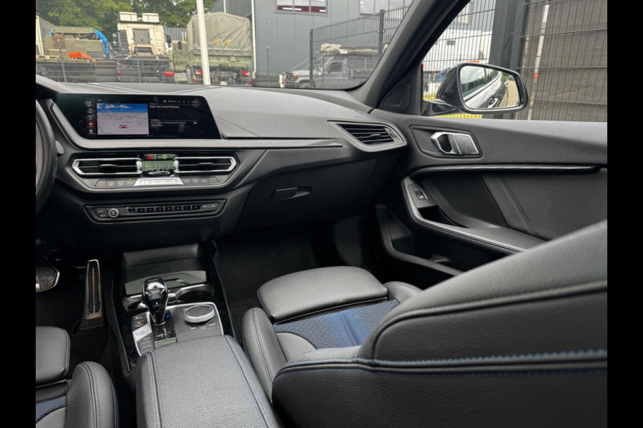 BMW 1-serie 118i HIGH EXECUTIVE M SPORT PANORAMADAK VIRTUAL DASH NAP ORIGINEEL NEDERLANDS M PAKKET
