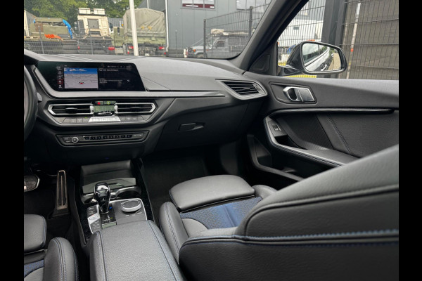 BMW 1-serie 118i HIGH EXECUTIVE M SPORT PANORAMADAK VIRTUAL DASH NAP ORIGINEEL NEDERLANDS M PAKKET