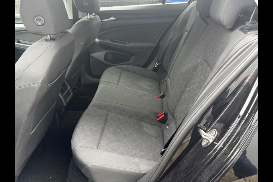 Volkswagen Golf 1.0 eTSI LIFE CARPLAY ORIGINEEL NEDERLANDS NAP PARKEERSENSOREN VIRTUAL SFEERVERLICHTING DEALER ONDERHOUDEN