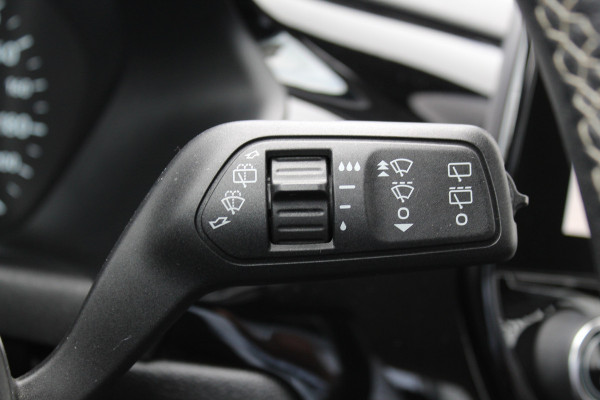 Ford Fiesta 1.0-100pk EcoBoost Titanium. Mooie en zuinige Ford Fiesta in de luxe Titanium uitvoering.