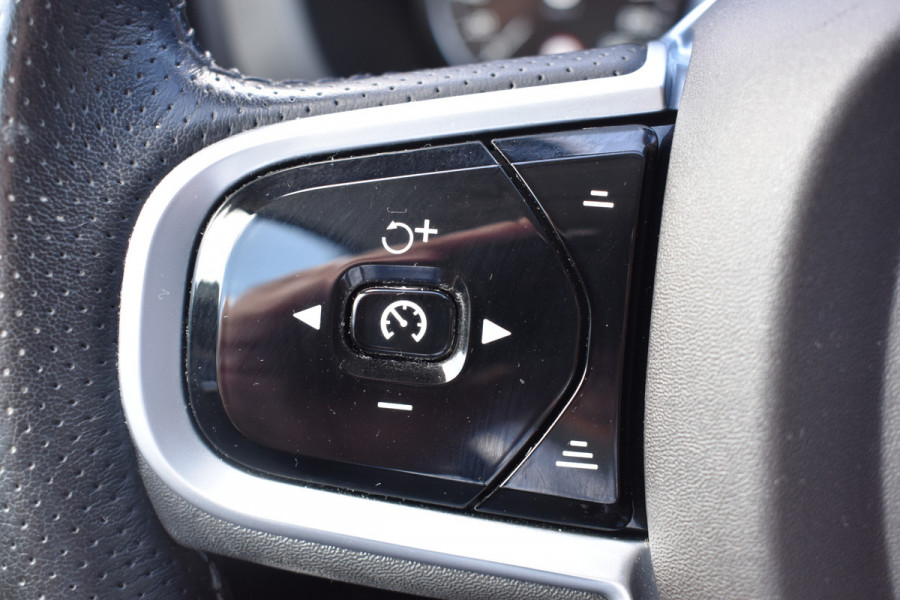 Volvo XC60 2.0 T5 Momentum ACC | DAB | 19 Inch LM | Volvo On Call | Trekhaak | Stoelverwarming | Getint glas