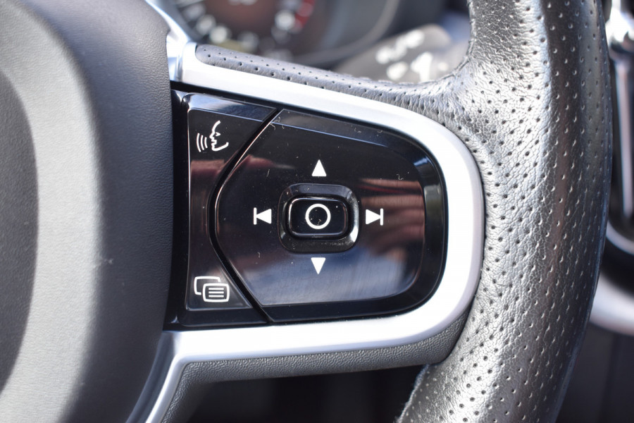 Volvo XC60 2.0 T5 Momentum ACC | DAB | 19 Inch LM | Volvo On Call | Trekhaak | Stoelverwarming | Getint glas