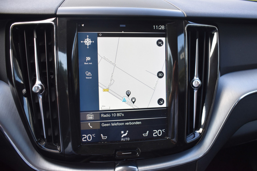 Volvo XC60 2.0 T5 Momentum ACC | DAB | 19 Inch LM | Volvo On Call | Trekhaak | Stoelverwarming | Getint glas