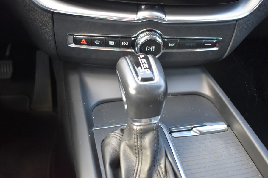 Volvo XC60 2.0 T5 Momentum ACC | DAB | 19 Inch LM | Volvo On Call | Trekhaak | Stoelverwarming | Getint glas