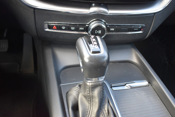 Volvo XC60 2.0 T5 Momentum ACC | DAB | 19 Inch LM | Volvo On Call | Trekhaak | Stoelverwarming | Getint glas