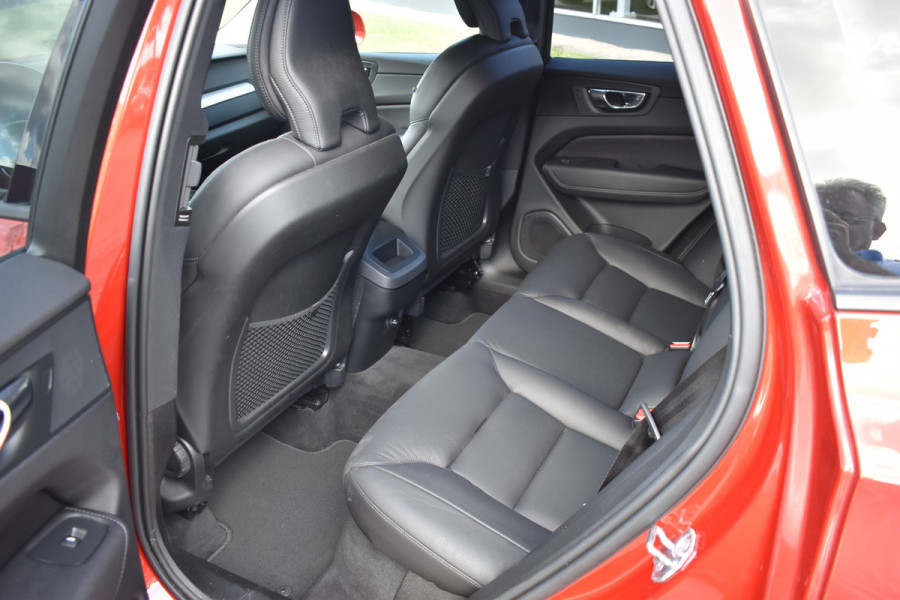 Volvo XC60 2.0 T5 Momentum ACC | DAB | 19 Inch LM | Volvo On Call | Trekhaak | Stoelverwarming | Getint glas