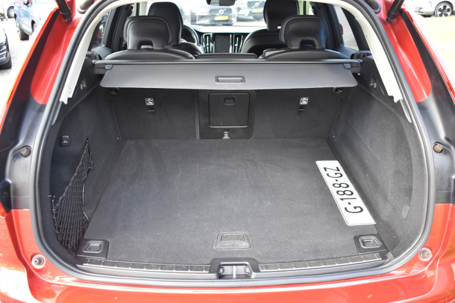 Volvo XC60 2.0 T5 Momentum ACC | DAB | 19 Inch LM | Volvo On Call | Trekhaak | Stoelverwarming | Getint glas