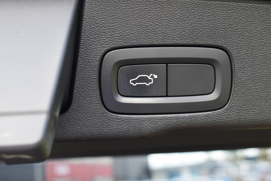 Volvo XC60 2.0 T5 Momentum ACC | DAB | 19 Inch LM | Volvo On Call | Trekhaak | Stoelverwarming | Getint glas